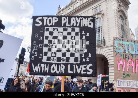 Londres, Angleterre, Royaume-Uni. 6th mars 2022. Un manifestant tient un écriteau « jouer aux échecs avec nos vies » dans Piccadilly Circus. Des manifestants anti-guerre ont défilé dans le centre de Londres pour protester contre la guerre en Ukraine, l'expansion de l'OTAN et les armes nucléaires. (Credit image: © Vuk Valcic/ZUMA Press Wire) Credit: ZUMA Press, Inc./Alamy Live News Banque D'Images