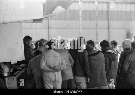 Le duc d'Édimbourg doit voler le Concorde 002 construit par les Britanniques à Mach deux - deux fois la vitesse du son - cet après-midi sur le golfe de Gascogne. Le vol avait été retardé de plus de trois heures lorsqu'une anomalie s'est développée dans le système de freinage alors que l'avion circulait en train de rouler au décollage. Les techniciens ont ensuite remplacé une vanne hydraulique. Sur la photo, le duc d'Édimbourg s'entretient avec le personnel au sol. 2th janvier 1972. Banque D'Images