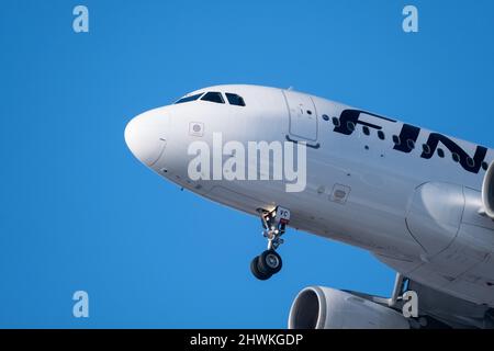 Helsinki / Finlande - 6 MARS 2022 : Airbus A319 , exploité par le transporteur de pavillon finlandais Finnair, lors de l'approche finale à l'aéroport Helsinki-Vantaa Banque D'Images