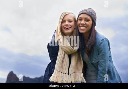 Arrêt pour profiter de la vue. Deux jeunes femmes rient dehors. Banque D'Images