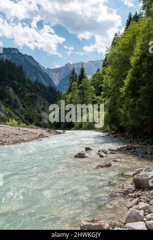 Vue sur la rivière Partnach en Bavière Allemagne. Avec de l'eau de fonte du glacier Schneeferner. Banque D'Images