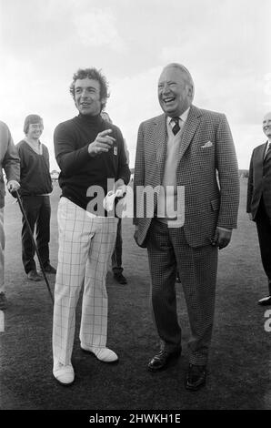 Les matchs de la Ryder Cup 20th ont eu lieu à Muirfield à Gullane, East Lothian, en Écosse. L'équipe des États-Unis a remporté la compétition avec un score de 19 à 13 points. En photo, le premier ministre Ted Heath et le golfeur Tony Jacklin. 22nd septembre 1973. Banque D'Images