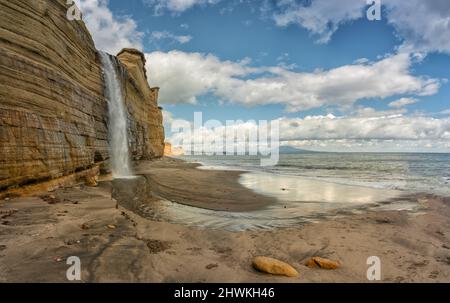 Cascade sur la falaise de Golovinsky sur l'île de Kunashir, îles Kuril, Russie.Photographie aérienne. Banque D'Images