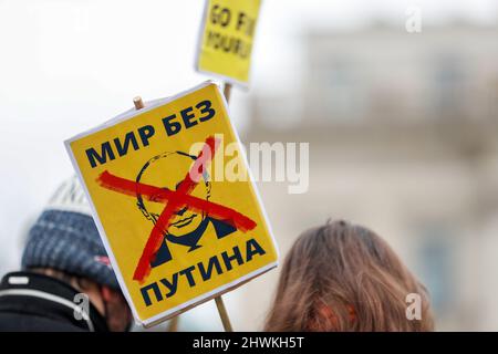 Berlin, Allemagne. 06th mars 2022. Une femme tient un signe avec la ressemblance du président russe Vladimir Vladimirovitch Poutine barré et les mots «monde sans Poutine» écrits en cyrillique à l'événement de solidarité du Festival international de littérature «pour votre liberté et pour la nôtre! Il y a des centaines de personnes sur place. Crédit : Gerald Matzka/dpa/Alay Live News Banque D'Images