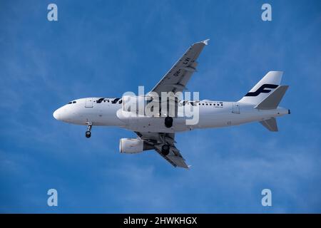 Helsinki / Finlande - 6 MARS 2022 : Airbus A319 , exploité par le transporteur de pavillon finlandais Finnair, lors de l'approche finale à l'aéroport Helsinki-Vantaa Banque D'Images