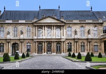 Paris, France : façade baroque ornée du musée des Archives nationales françaises dans le quartier du Marais, dans le palais Soubise datant du 18th siècle Banque D'Images