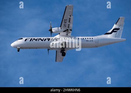 Helsinki / Finlande - 6 MARS 2022 : un ATR-72, exploité par le transporteur de pavillon finlandais Finnair, débarquant à l'aéroport Helsinki-Vantaa Banque D'Images