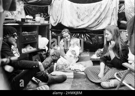 Le Glastonbury Fayre de 1971, un festival libre planifié par Andrew Kerr et Arabella Churchill .spectacles d'images: Hippies à l'intérieur de leur igloo de pluie au festival. 19th juin 1971. Banque D'Images