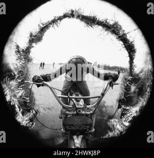 Le Bombardier Derek Shipley, de l'équipe d'exposition de motocyclettes de l'Artillerie royale, vu ici, voyage à fond le tunnel des flammes au cours d'une séance d'entraînement avant le début de la saison d'été des expositions des équipes. Ron Burton, caméraman miroir, a pris la route et a pris sa photo remarquable du pilion à l'aide d'une caméra montée à l'avant. Plus tard, il a dit: ' J'ai bouché la tête, fermé les yeux et appuyé sur le bouton ... un voyage a été suffisant pour moi je ' 8th mai 1973 Banque D'Images