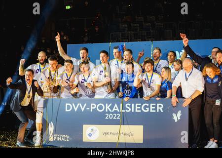 Mannheim, Allemagne. 06th mars 2022. VfB Friedrichshafen a remporté le match final DVV Pokal pour hommes 2021/2022 entre SVG Lueneburg et VfB Friedrichshafen à la SAP Arena de Mannheim, Allemagne. Norina Toenges/Sports Press photo: SPP Sport Press photo. /Alamy Live News Banque D'Images