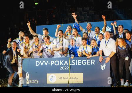 Mannheim, Allemagne. 06th mars 2022. VfB Friedrichshafen a remporté le match final DVV Pokal pour hommes 2021/2022 entre SVG Lueneburg et VfB Friedrichshafen à la SAP Arena de Mannheim, Allemagne. Norina Toenges/Sports Press photo: SPP Sport Press photo. /Alamy Live News Banque D'Images