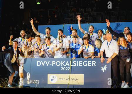 Mannheim, Allemagne. 06th mars 2022. VfB Friedrichshafen a remporté le match final DVV Pokal pour hommes 2021/2022 entre SVG Lueneburg et VfB Friedrichshafen à la SAP Arena de Mannheim, Allemagne. Norina Toenges/Sports Press photo: SPP Sport Press photo. /Alamy Live News Banque D'Images