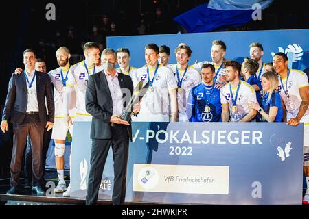 Mannheim, Allemagne. 06th mars 2022. VfB Friedrichshafen a remporté le match final DVV Pokal pour hommes 2021/2022 entre SVG Lueneburg et VfB Friedrichshafen à la SAP Arena de Mannheim, Allemagne. Norina Toenges/Sports Press photo: SPP Sport Press photo. /Alamy Live News Banque D'Images