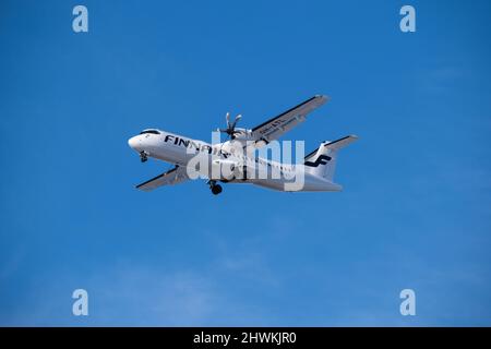 Helsinki / Finlande - 6 MARS 2022 : un ATR-72, exploité par le transporteur de pavillon finlandais Finnair, débarquant à l'aéroport Helsinki-Vantaa Banque D'Images