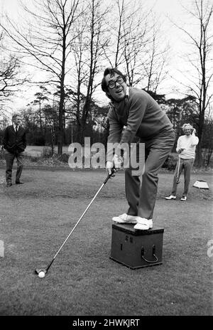 Ronnie Corbett a fait son arc en tant que nouveau capitaine du Variety Club of Great Britain's Golf Society. Ronnie et beaucoup d'autres stars du showbiz ont participé à un match de charité au Addington Golf Club, Croydon. Il utilise la boîte en T pour gagner quelques pouces supplémentaires. 5th avril 1973. Banque D'Images