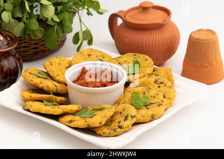 Rajasthani Bikaneri Namkeen snack Kurkuri Kasuri Methi Mathri aussi appelé Kurkura Khasta Mathiya, Mathari, Namakpara, Namkin, Matthi fait de Maida Mas Banque D'Images