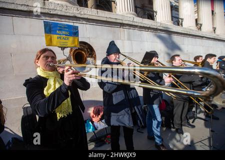 Londres, Angleterre, Royaume-Uni. 6th mars 2022. Des musiciens jouent pour la paix en Ukraine sur Trafalgar Square sous la direction du maestro Petr Limonov. (Credit image: © Tayfun Salci/ZUMA Press Wire) Credit: ZUMA Press, Inc./Alay Live News Banque D'Images