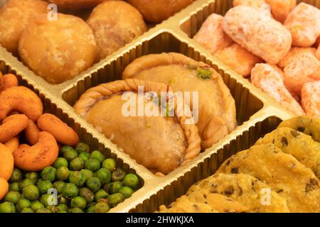 Shahi Mithai Gujia ou Gujiya, Spicy Crispy snacks Namkeen aussi appelé Nimki, Mathri, Matar, Kachori, mélange décoré dans boîte-cadeau. Thème alimentaire F Banque D'Images