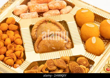 Shahi Mithai Gujia ou Gujiya, Spicy Crispy snacks Namkeen aussi appelé Nimki, Mathri, Matar, Kachori, mélange décoré dans boîte-cadeau. Thème alimentaire F Banque D'Images