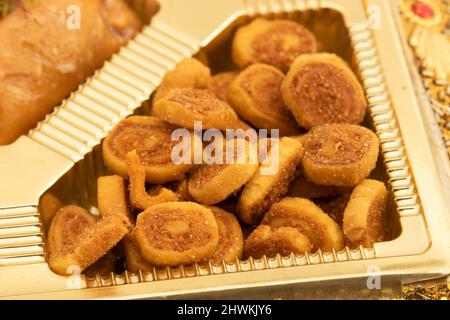 Tangy Namkeen Masala Bakarwadi Bhakharwadi, Bhakarvadi, Bakar ou Bakarwadi est populaire dans la tradition Maharathi, Gujrati et Maharashtrian. Thème de la nourriture pour Banque D'Images