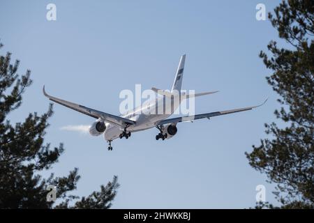 Helsinki / Finlande - 6 MARS 2022 : Airbus A350 , exploité par le transporteur de pavillon finlandais Finnair, lors de l'approche finale à l'aéroport Helsinki-Vantaa Banque D'Images