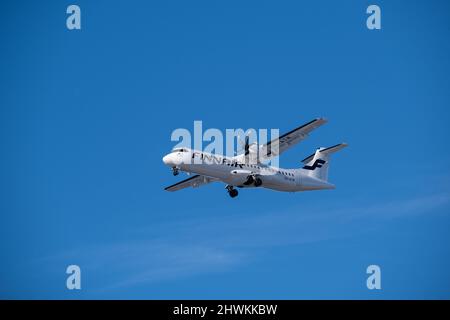 Helsinki / Finlande - 6 MARS 2022 : un ATR-72, exploité par le transporteur de pavillon finlandais Finnair, débarquant à l'aéroport Helsinki-Vantaa Banque D'Images