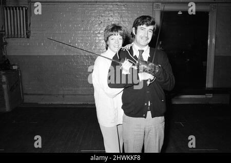 Maggie Smith dans le rôle de titre de Peter Pan avec Dave Allen comme capitaine crochet. Photographié ensemble pendant les répétitions. 30th novembre 1973. Banque D'Images