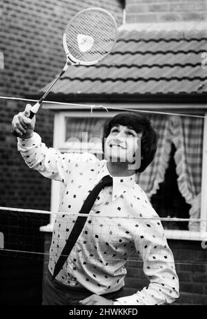 Larry Lloyd Liverpool, défenseur central, photographié jouant au badminton chez lui à Formby Lancashire septembre 1971. Banque D'Images