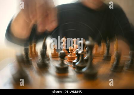 flous technique sélectionné joueur de focus jouant son prochain pas de mouvement sur le vieux jeu d'échecs vintage . Banque D'Images