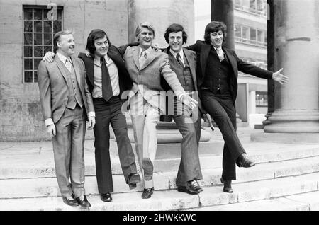 Cinq DJ radio de la BBC auront une très bonne année car ils viennent de signer les plus longs contrats de la BBC dans l'histoire - pendant trois ans, qui commence le 1st 1972 janvier. Les disc-jockeys sont Tony Blackburn, Pete Murray, Ed Stewart, Terry Wogan et Jimmy Young. Leurs contrats seront en vigueur jusqu'en décembre 31st 1974 et les cinq ont été décrits par le contrôleur de radio 1 et 2 comme les « trikers des 1st onze ». 14th décembre 1971. Banque D'Images