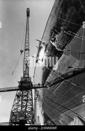 Soudez des plaques sur un navire sans nom dans les chantiers de Swan Hunter sur le Tyne. 30th avril 1973 Banque D'Images