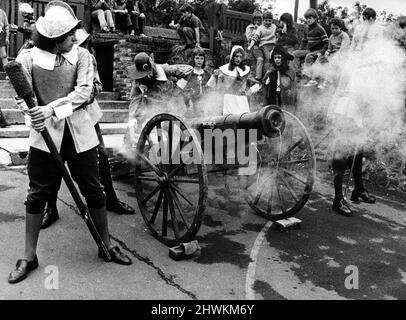 Reconstitutions de la bataille - où sont allés tous les Royalistes ? Les Roundheads les ont routés un par un, ou les membres du groupe de reconstitution de Sealed Knot l'ont fait pendant la journée sportive annuelle à l'école junior Mickley à Prudhoe, Northumberland 7 juillet 1973 Banque D'Images