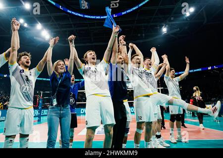 Mannheim, Allemagne. 06th mars 2022. Volleyball, hommes: DVV Cup, SVG Lüneburg - VfB Friedrichshafen, finale, SAP Arena. L'équipe de Friedrichshafen se réjouit de la victoire lors de la coupe. Credit: Uwe Anspach/dpa/Alamy Live News Banque D'Images