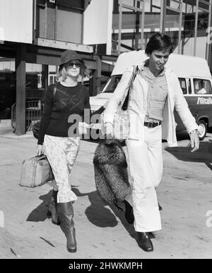 Goldie Hawn, actrice américaine avec Bruno Wintzell à l'aéroport de Londres Heathrow, 22nd septembre 1973. Goldie se prépare au Royaume-Uni pour un nouveau rôle de film, Oktyabrina dans la Girl de Petrovka, dans lequel l'acteur a également un rôle. Le programme leur permet de prendre quelques jours de congé et de profiter des sites touristiques de Rome. Banque D'Images