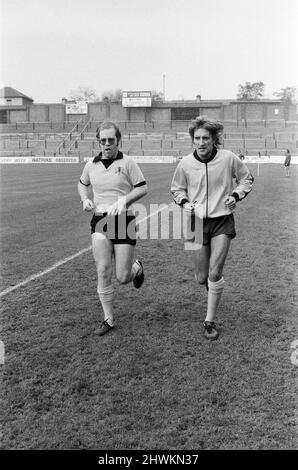 Elton John, juste de retour d'une tournée de l'Amérique, veut être un directeur de Watford FC. Il a toujours été fan et vient d'être nommé vice-président. Photographié à Watford pour rencontrer et s'entraîner avec les joueurs pour garder la forme. Son ami, Rod Stewart, a également rejoint la formation. 7th novembre 1973. Banque D'Images