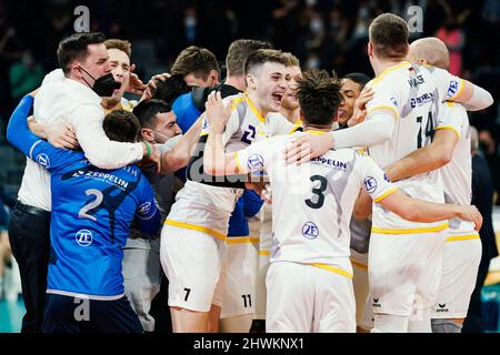 Mannheim, Allemagne. 06th mars 2022. Volleyball, hommes: DVV Cup, SVG Lüneburg - VfB Friedrichshafen, finale, SAP Arena. L'équipe de Friedrichshafen se réjouit de la victoire. Credit: Uwe Anspach/dpa/Alamy Live News Banque D'Images