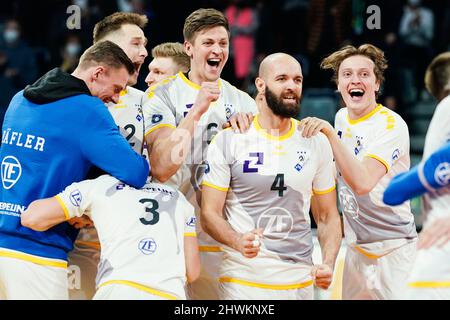 Mannheim, Allemagne. 06th mars 2022. Volleyball, hommes: DVV Cup, SVG Lüneburg - VfB Friedrichshafen, finale, SAP Arena. L'équipe de Friedrichshafen se réjouit de la victoire. Credit: Uwe Anspach/dpa/Alamy Live News Banque D'Images