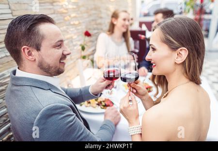 Les hommes et les femmes ont passé un bon moment avec de la nourriture et des boissons au restaurant Banque D'Images