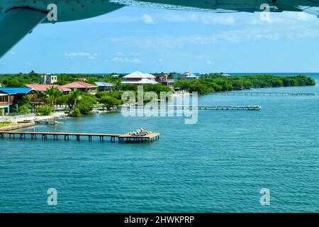 Une vue aérienne de Caye Caulker, Belize alors que l'avion se prépare à atterrir. Caye Caulker est une destination populaire pour les routards. Banque D'Images