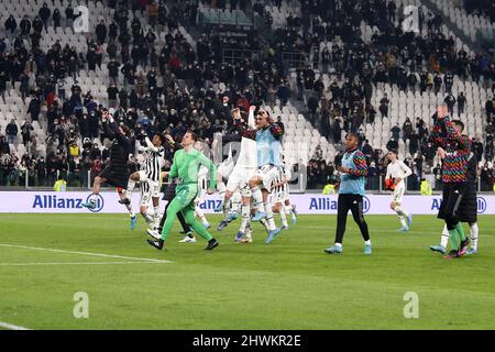 Turin, Italie. 06th mars 2022. Les joueurs de Juventus FC fêtent après avoir remporté le match série A entre Juventus FC et Spezia Calcio au stade Allianz le 06 2022 mars à Turin, en Italie. Credit: Marco Canoniero / Alamy Live News Banque D'Images