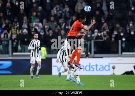 Turin, Italie. 06th mars 2022. Martin Erlic de Spezia Calcio contrôle le ballon lors de la série Un match entre Juventus FC et Spezia Calcio au stade Allianz le 06 2022 mars à Turin, Italie. Credit: Marco Canoniero / Alamy Live News Banque D'Images