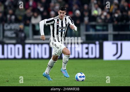 Turin, Italie. 06th mars 2022. Alvaro Morata de Juventus FC contrôle le ballon lors de la série Un match entre Juventus FC et Spezia Calcio au stade Allianz le 06 2022 mars à Turin, Italie. Credit: Marco Canoniero / Alamy Live News Banque D'Images