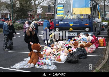 Weston Super Mare, Royaume-Uni. 07th mars 2022. Dimanche 6th mars 2022 - après une visite à Budapest, en Hongrie, la semaine dernière, après avoir vu un enfant ukrainien réfugié se voir remettre un jouet câleux par un aimable étranger, David Fricher a été inspiré de fixer un point de don à son retour au Royaume-Uni. David a annoncé des dons de jouets mous et aidé par Neil Sansam et d'autres bénévoles, à la fin d'aujourd'hui, plus de 2000 dons de jouets ont été faits. David a l'intention de prendre, en bus, tous les dons à la Hongrie ce jeudi et de contribuer à l'effort de secours là-bas. Credit: Stephen Hyde/Alay Live News Banque D'Images