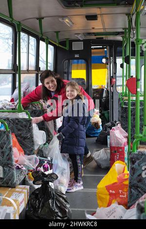 Weston Super Mare, Royaume-Uni. 07th mars 2022. Dimanche 6th mars 2022 - après une visite à Budapest, en Hongrie, la semaine dernière, après avoir vu un enfant ukrainien réfugié se voir remettre un jouet câleux par un étranger aimable, David Fricher a été inspiré de fixer un point de don à son retour au Royaume-Uni. David a annoncé des dons de jouets mous et aidé par Neil Sansam et d'autres bénévoles, à la fin d'aujourd'hui, plus de 2000 dons de jouets ont été faits. David a l'intention de prendre, en bus, tous les dons à la Hongrie ce jeudi et de contribuer à l'effort de secours là-bas. Credit: Stephen Hyde/Alay Live News Banque D'Images