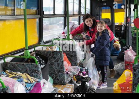 Weston Super Mare, Royaume-Uni. 07th mars 2022. Dimanche 6th mars 2022 - après une visite à Budapest, en Hongrie, la semaine dernière, après avoir vu un enfant ukrainien réfugié se voir remettre un jouet câleux par un étranger aimable, David Fricher a été inspiré de fixer un point de don à son retour au Royaume-Uni. David a annoncé des dons de jouets mous et aidé par Neil Sansam et d'autres bénévoles, à la fin d'aujourd'hui, plus de 2000 dons de jouets ont été faits. David a l'intention de prendre, en bus, tous les dons à la Hongrie ce jeudi et de contribuer à l'effort de secours là-bas. Deux volontaires aident à charger le bus. Crédit : Stephen Banque D'Images