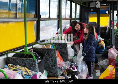 Weston Super Mare, Royaume-Uni. 07th mars 2022. Dimanche 6th mars 2022 - après une visite à Budapest, en Hongrie, la semaine dernière, après avoir vu un enfant ukrainien réfugié se voir remettre un jouet câleux par un étranger aimable, David Fricher a été inspiré de fixer un point de don à son retour au Royaume-Uni. David a annoncé des dons de jouets mous et aidé par Neil Sansam et d'autres bénévoles, à la fin d'aujourd'hui, plus de 2000 dons de jouets ont été faits. David a l'intention de prendre, en bus, tous les dons à la Hongrie ce jeudi et de contribuer à l'effort de secours là-bas. Deux volontaires aident à charger le bus. Crédit : Stephen Banque D'Images