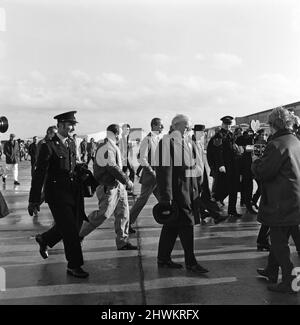 Le duc d'Édimbourg doit voler le Concorde 002 construit par les Britanniques à Mach deux - deux fois la vitesse du son - cet après-midi sur le golfe de Gascogne. Le vol avait été retardé de plus de trois heures lorsqu'une anomalie s'est développée dans le système de freinage alors que l'avion circulait en train de rouler au décollage. Les techniciens ont ensuite remplacé une vanne hydraulique. 12th janvier 1972. Banque D'Images