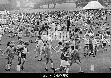 Danse de campagne pour enfants à Teesside. 1973 Banque D'Images