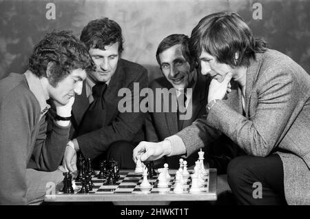 Il s'agit d'un run in All Lancashire pour les quatre championnats de la ligue de football et les quatre capitaines des meilleures équipes se sont réunis pour un match d'échecs amical. Les joueurs impliqués sont Tommy Smith (Liverpool), Martin Dobson (Burnley), Warwick Rimmer (Bolton) et John McPhee (Southport). 6th avril 1973. Banque D'Images