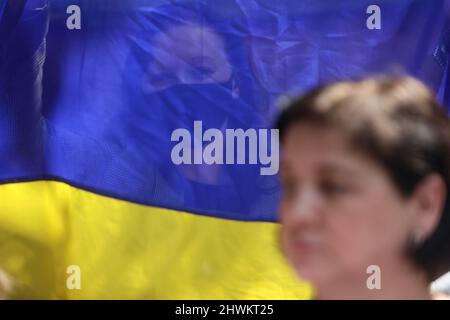 New Delhi, Inde. 6th mars 2022. Une femme ukrainienne à Jantar Mantar tient son drapeau national en solidarité avec le peuple ukrainien après l'invasion russe. (Credit image: © Karma Sonam Bhutia/ZUMA Press Wire) Banque D'Images